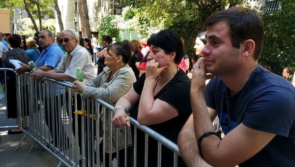 Родители ждут абитуриентов, сдающих экзамены - Sputnik Грузия