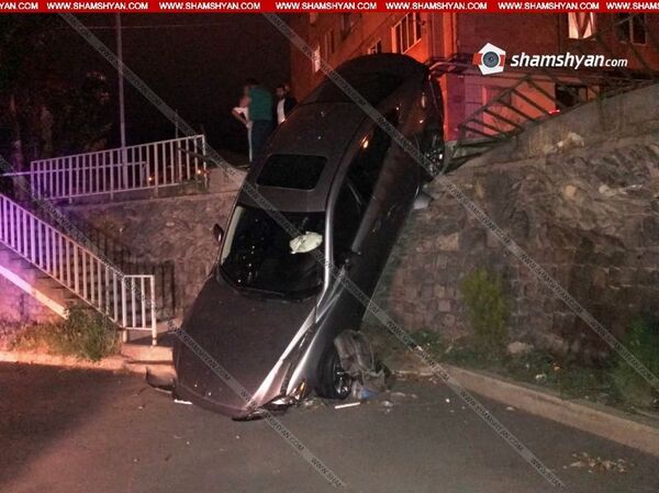 Странное ДТП в Ереване: беременная женщина протаранила забор и нырнула во двор - фото - Sputnik Грузия