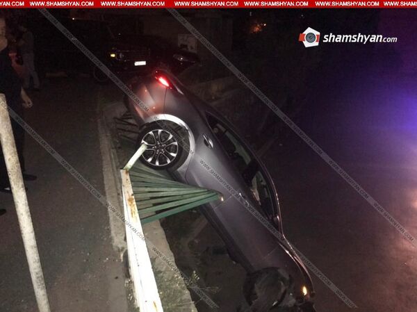 Странное ДТП в Ереване: беременная женщина протаранила забор и нырнула во двор - фото - Sputnik Грузия