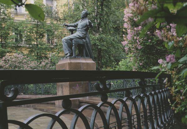 კომპოზიტორ პეტრე ჩაიკოვსკის ძეგლი, რომელიც მოსკოვის კონსერვატორიის წინაა განთავსებული, ვერა მუხიბნას ნამუშევრებს შორის ყველაზე რომანტიკულად მიიჩნევა.  - Sputnik საქართველო