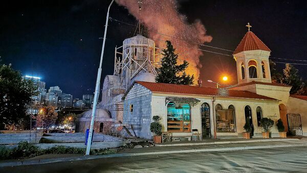 В столице Грузии чуть не сгорела строящаяся церковь - видео с места ЧП - Sputnik Грузия