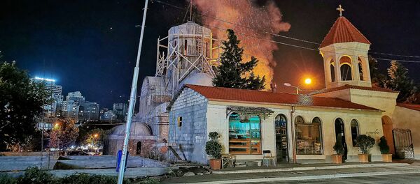 В столице Грузии чуть не сгорела строящаяся церковь - видео с места ЧП - Sputnik Грузия
