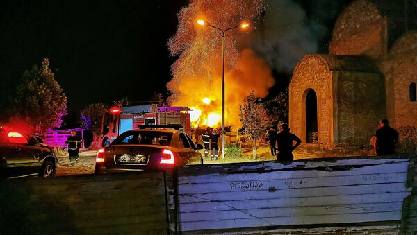Пожар во дворе строящейся церкви на улице Агладзе у моста Вахушти - Sputnik Грузия