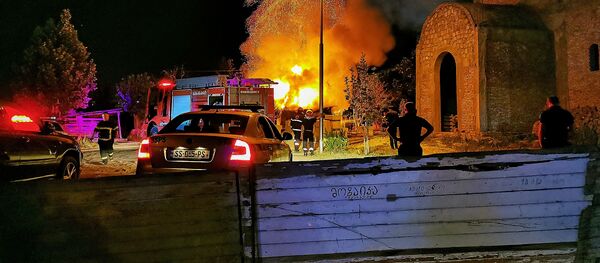 ხანძარი აგლაძის ქუჩაზე ვახუშტის ხიდთან მშენებარე ეკლესიის ეზოში ხანძარი აგლაძის ქუჩაზე ვახუშტის ხიდთან მშენებარე ეკლესიის ეზოში - Sputnik საქართველო