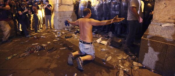 Разгон акции в ночь с 20 на 21 июня. Протестующие на проспекте Руставели - Sputnik Грузия