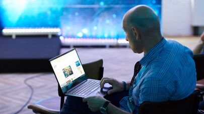 Человек работает за компьютером