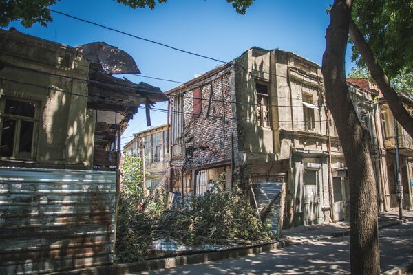Аварийные дома огорожены и будто дожидаются своего полного разрушения - Sputnik Грузия