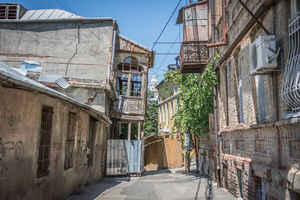 Трещины в стенах, покосившиеся балконы - эти дома несут красоту и опасность - Sputnik Грузия
