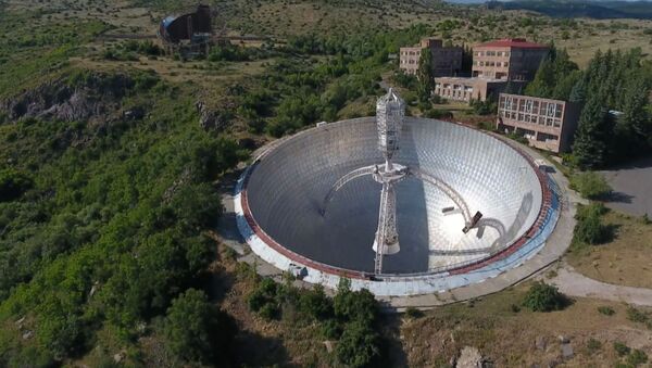 В горах Армении обнаружили гигантский радиотелескоп - видео - Sputnik Грузия