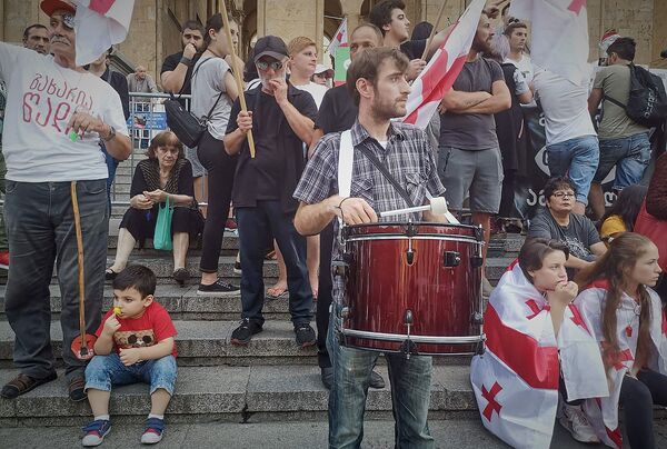 Однако участников протестов в Тбилиси с каждым днем становится все меньше. В среднем, число участников вечерних акций составляет 200-300 человек. Как правило, проспект Руставели в таких случаях не перекрывается и по нему передвигается транспорт - Sputnik Грузия