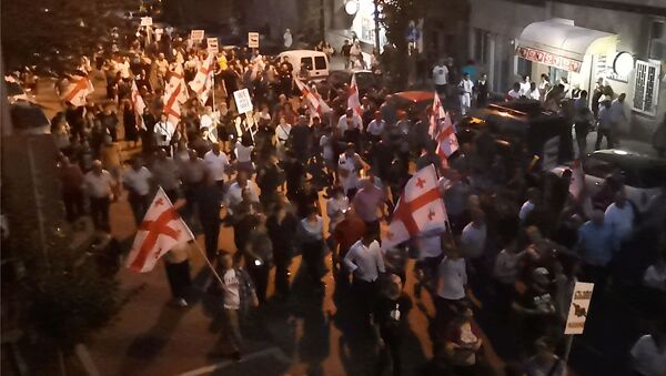 Протестующие в столице Грузии устроили новое шествие к резиденции Иванишвили - видео - Sputnik Грузия