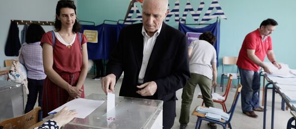 Избиратели во время голосования на выборах в Греции Избиратели во время голосования на выборах в Греции - Sputnik Грузия