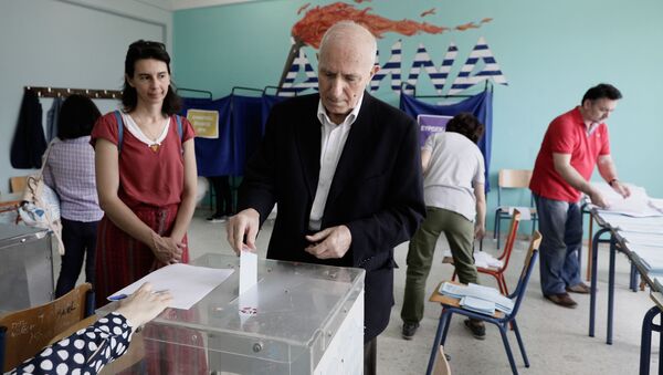 Избиратели во время голосования на выборах в Греции - Sputnik Грузия