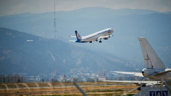 Пассажирский самолет компании Уральские авиалинии вылетает из Тбилисского аэропорта - Sputnik Грузия
