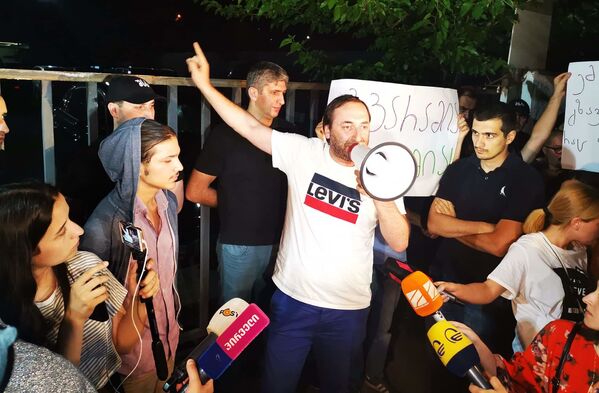Выступавшие на стихийной акции протеста требовали начать расследование в отношении телеведущего Георгия Габуния - Sputnik Грузия