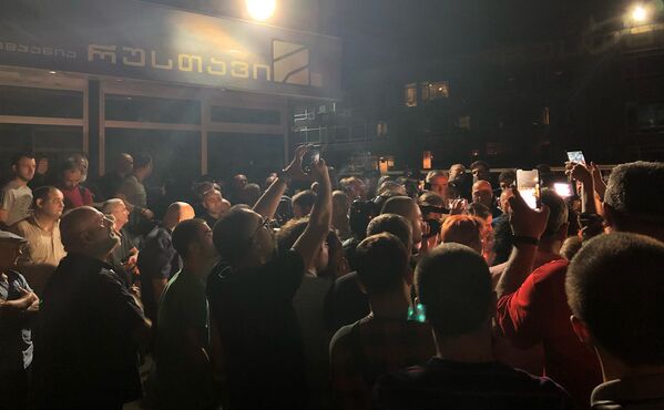 Более тысячи людей собрались в ночь на понедельник у здания телеканала Rustavi2 - Sputnik Грузия