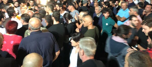 Акция протеста у здания телекомпании Rustavi2 - видео - Sputnik Грузия