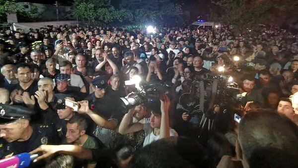 Акция протеста у здания телекомпании Rustavi2. Сотни возмущенных людей собрались в ночь на понедельник - Sputnik Грузия