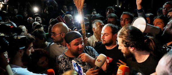 Акция протеста у здания телекомпании Rustavi2 Акция протеста у здания телекомпании Rustavi2 - Sputnik Грузия