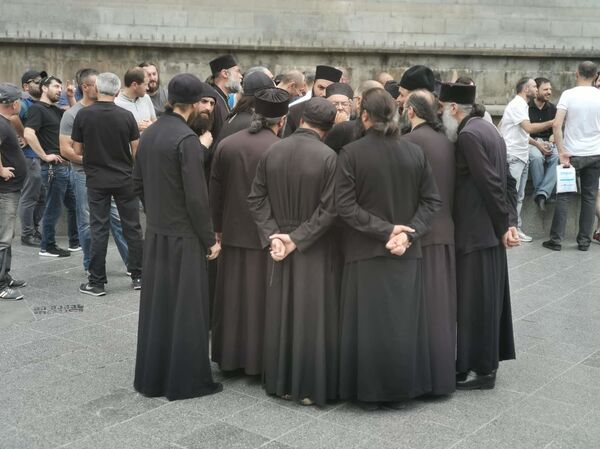 Молитвы, голодовка и противники секс-меньшинств: центр Тбилиси охвачен протестами - Sputnik Грузия