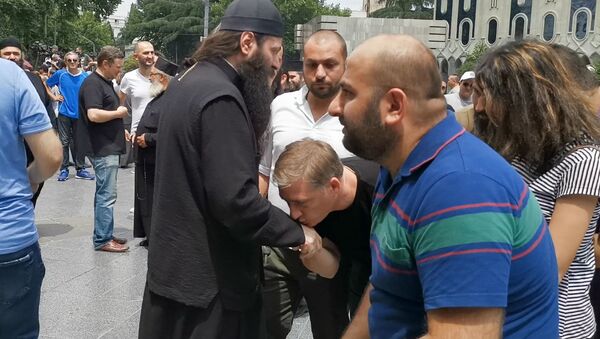 Как священнослужители вышли на акцию перед парламентом Грузии - видео - Sputnik Грузия