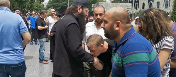 GEO როგორ მოვიდნენ სასულიერო პირები საქართველოს პარლამენტის წინ აქციაზე - ვიდეო GEO როგორ მოვიდნენ სასულიერო პირები საქართველოს პარლამენტის წინ აქციაზე - ვიდეო - Sputnik საქართველო