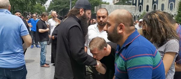 როგორ მოვიდნენ სასულიერო პირები საქართველოს პარლამენტის წინ აქციაზე - ვიდეო როგორ მოვიდნენ სასულიერო პირები საქართველოს პარლამენტის წინ აქციაზე - ვიდეო - Sputnik საქართველო