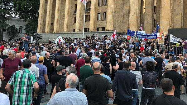Акция протеста у парламента Грузии. 8 июля 2019 года - Sputnik Грузия