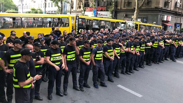 Полиция перекрыла дорогу в ожидании марша сторонников ЛГБТ - Sputnik Грузия