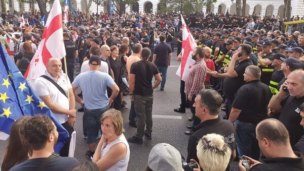 Участников разных акций разделяет кордон полиции на проспекте Руставели - Sputnik Грузия