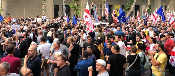 დაპირისპირებები და პოლიციის ჩარევა თბილისის ცენტრში მიმდინარე საპროტესტო აქციებზე დაპირისპირებები და პოლიციის ჩარევა თბილისის ცენტრში მიმდინარე საპროტესტო აქციებზე - Sputnik საქართველო