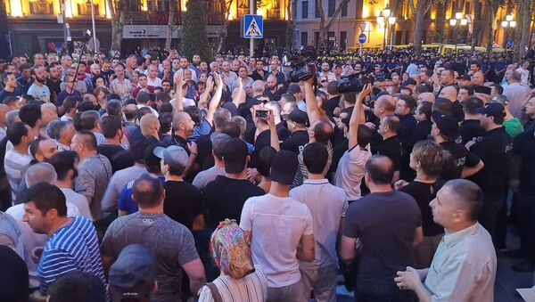 Противостояние участников протестов в столице Грузии - видео стычки у парламента - Sputnik Грузия