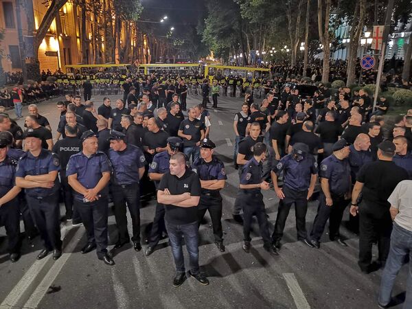 Чтобы не допустить стычек между участниками трех разных акций протеста, на площади Свобода дежурило большое количество полицейских и спецназа - Sputnik Грузия