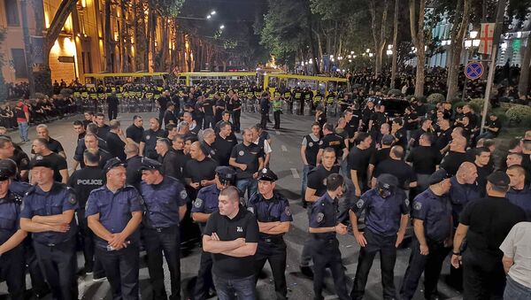 Полиция перекрыла дорогу на акции протеста на проспекте Руставели - Sputnik Грузия