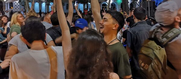 Молодежь на акции протеста на проспекте Руставели - Sputnik Грузия