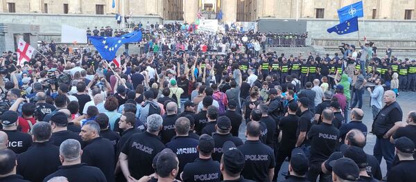 ორი აქცია პარლამენტის წინ ორი აქცია პარლამენტის წინ - Sputnik საქართველო