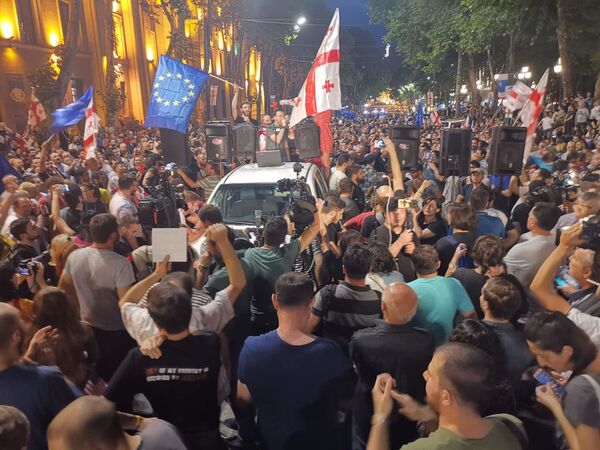 Всю ночь у здания парламента Грузии проходили акции протеста - Sputnik Грузия