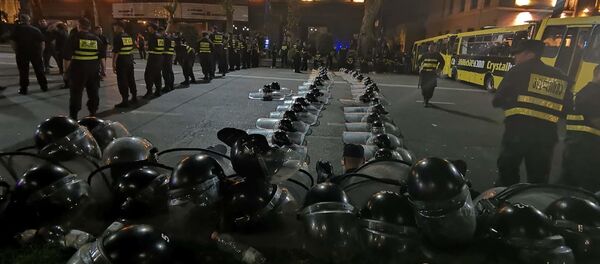 Полиция и спецназ дежурят на проспекте Руставели во время акции протеста в ночь с 8 на 9 июля - Sputnik Грузия