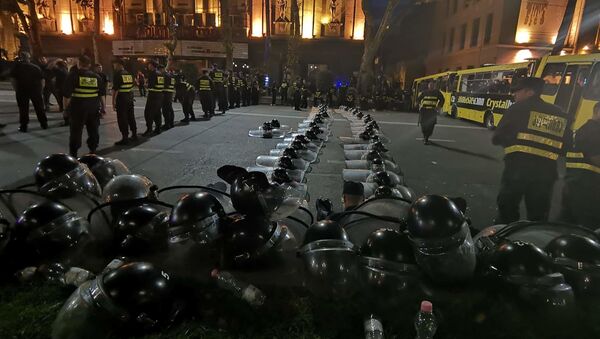 Полиция и спецназ дежурят на проспекте Руставели во время акции протеста в ночь с 8 на 9 июля - Sputnik Грузия