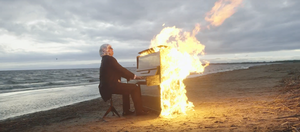 უსინათლო პიანისტის კონცერტი ცეცხლმოდებულ ინსტრუმენტზე უსინათლო პიანისტის კონცერტი ცეცხლმოდებულ ინსტრუმენტზე - Sputnik საქართველო