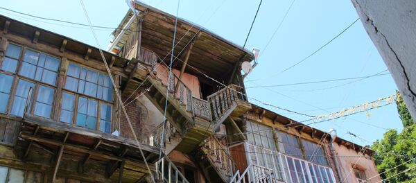 Тбилисский двор, как правило опутан веревочной паутиной - Sputnik Грузия