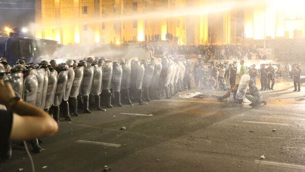 Разгон акции протеста у здания парламента Грузии в ночь с 20 на 21 июня. Спецназ и полиция - Sputnik Грузия