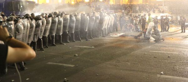 Разгон акции протеста у здания парламента Грузии в ночь с 20 на 21 июня. Спецназ и полиция - Sputnik Грузия