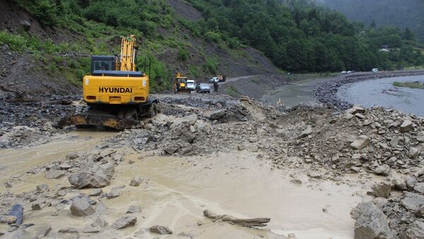 Последствия проливного дождя в Лентехском районе, размытые дороги - Sputnik Грузия