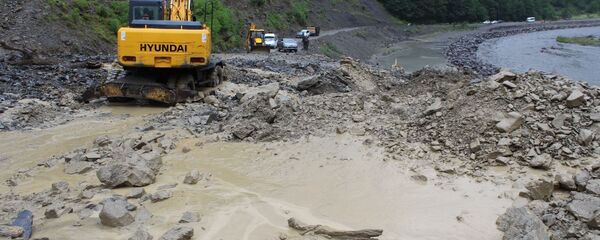 Последствия проливного дождя в Лентехском районе, размытые дороги - Sputnik Грузия