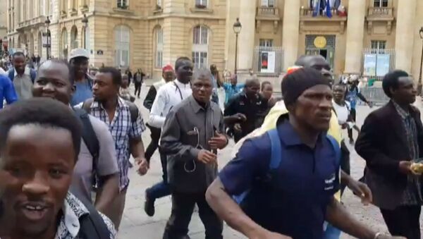 Протест черных жилетов: мигранты ворвались в здание Пантеона в Париже - Sputnik Грузия