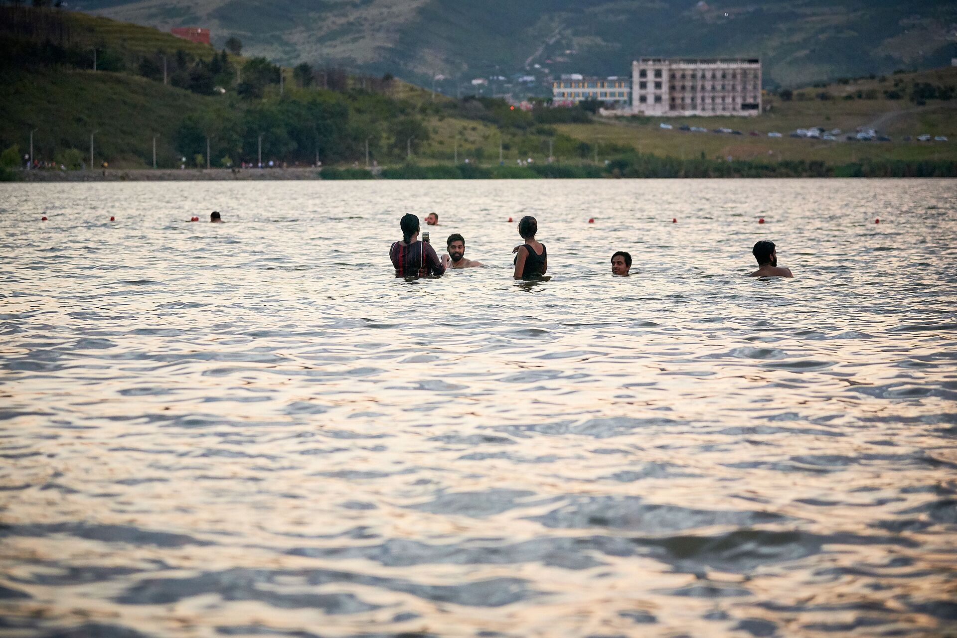 Отдыхающие купаются в озере Лиси - Sputnik Грузия, 1920, 21.06.2022