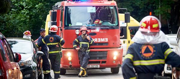 Пожарные-спасатели во дворе жилого дома в столице Грузии. Служба 112 - Sputnik Грузия