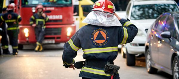 Пожарные-спасатели во дворе жилого дома в столице Грузии. Служба 112 - Sputnik Грузия