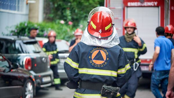 Пожарные-спасатели во дворе жилого дома в столице Грузии. Служба 112 - Sputnik Грузия